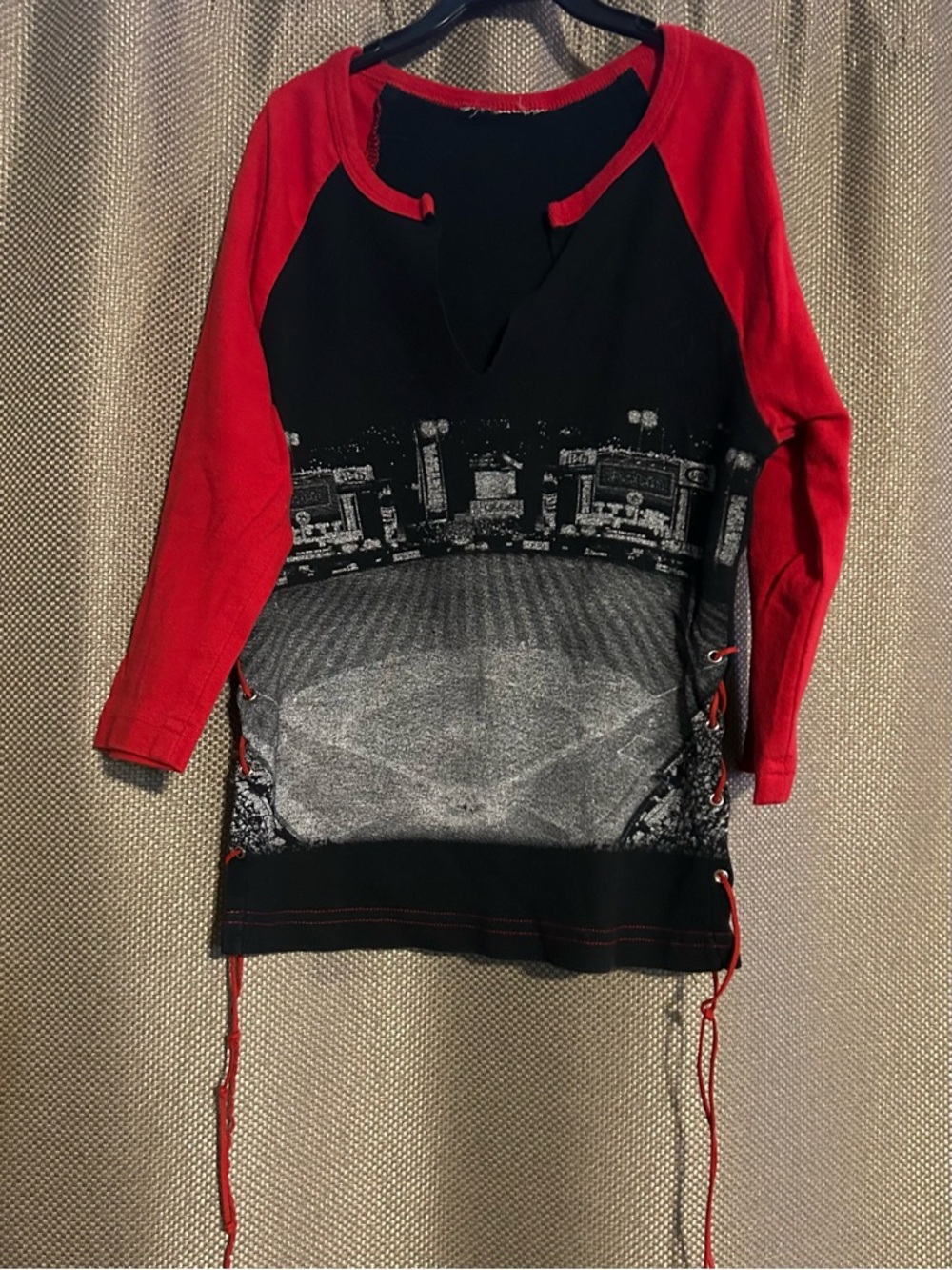 Women’s Black & Red Long-Sleeve Graphic Top